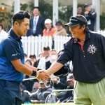 　男子ゴルフのダンロップ・フェニックスを同組で回り、握手を交わす尾崎将司さん（右）と松山英樹＝２０１７年１１月、フェニックスＣＣ