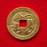 　復刻された純金製「水戸虎銭」の虎の姿が描かれた面（水戸市提供）