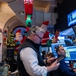 　ニューヨークの証券取引所で取引を行うトレーダー＝２４日（ゲッティ＝共同）