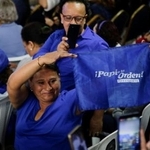 　ホンジュラス大統領選でアスフラ氏の「勝利」を喜ぶ支援者ら＝２４日、テグシガルパ（ロイター＝共同）