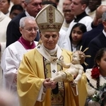 　サンピエトロ大聖堂で執り行われたクリスマスイブのミサで、赤ちゃんのキリスト像を抱くローマ教皇レオ１４世＝２４日、バチカン（ロイター＝共同）