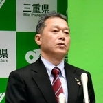 　記者会見で外国人の採用を取りやめる方向で検討を始めると表明した三重県の一見勝之知事＝２５日午前、三重県庁