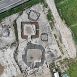 　滋賀県守山市の笠原南遺跡で見つかった２基の前方後方形の周溝墓。上が北側（滋賀県文化財保護協会提供）