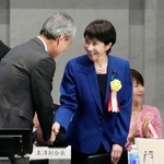 　経団連の審議員会に出席し、筒井義信会長（左）と握手する高市首相＝２５日午後、東京・大手町の経団連会館