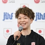 　アイスホッケー女子のミラノ・コルティナ冬季五輪の代表メンバーに選ばれ、記者会見する主将の小池詩織＝２５日、北海道苫小牧市