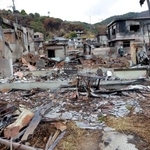 　報道陣に公開された火災現場＝２５日午前、大分市佐賀関