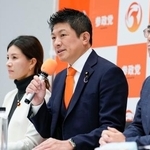 　記者会見する参政党の神谷代表（中央）＝２５日午後、国会