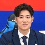 　契約を更改し、記者会見する中日・上林＝２５日、ナゴヤ球場