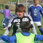 　小学生と交流するサッカー女子日本代表の宮沢ひなた（中央）＝神奈川県寒川町