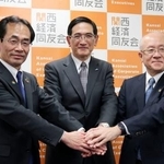 　関西経済同友会の次期代表幹事に決まり、写真に納まる長谷川一明氏。左は永井靖二代表幹事、右は三笠裕司氏＝２５日午後、大阪市北区