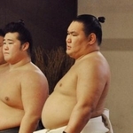 　若手力士の稽古を厳しい表情で見つめる豊昇龍＝東京都台東区の立浪部屋