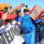 　昭和基地に到着し、６６次越冬隊員（左）に出迎えられる第６７次南極地域観測隊員＝２５日（南極観測隊同行記者撮影）