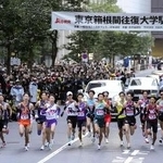 　東京箱根間往復大学駅伝で、一斉にスタートする選手たち＝２０２５年１月２日、東京・大手町