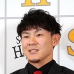 　契約更改し、記者会見するソフトバンク・牧原大＝２５日、みずほペイペイドーム