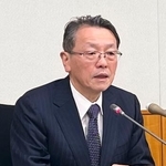 　記者会見する地震調査委員会の平田直委員長＝２５日夜、東京都千代田区