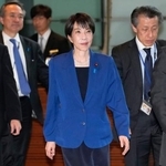 　政府与党政策懇談会に向かう高市首相（中央）＝２５日午後、首相官邸