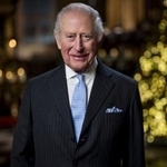 　クリスマスのメッセージ動画を録画するチャールズ英国王＝１１日、ロンドン（ロイター＝共同）