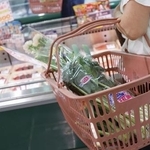 　スーパーの買い物客＝１０月、東京都練馬区のアキダイ関町本店