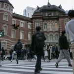 　東京・丸の内を歩く人たち＝１１月
