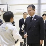　東京都渋谷区の部活動の地域展開を視察するスポーツ庁の河合純一長官（右）＝２３日