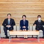 　閣議に臨む高市首相（中央）ら＝２６日午前、首相官邸