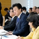 　生活に不可欠な物資の輸入が滞らないよう対策を協議する関係閣僚会議で発言する木原官房長官（手前から２人目）＝２６日午前、首相官邸