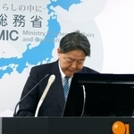 　記者会見で陳謝する林総務相＝２６日午前、総務省