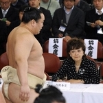 　２０１０年１月、稽古総見で横綱朝青龍（当時）を見る内館牧子さん＝東京・両国国技館