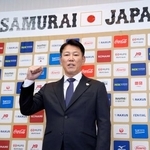 　ＷＢＣ出場メンバーの一部を発表し、ポーズをとる野球日本代表の井端監督＝２６日、東京都港区