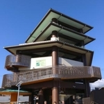 　勝浦漁港近くに完成した１階に足湯を備えた津波避難タワー＝２６日、和歌山県那智勝浦町