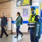 　爆破予告を受けて、地下鉄の台北駅周辺を警戒する警察官＝２２日、台北市（共同）
