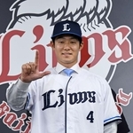 　日本ハムから西武に移籍し、記者会見でポーズをとる石井＝２６日、埼玉県所沢市