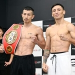 　ＩＢＦフライ級世界戦の前日計量を終え、ポーズをとる王者の矢吹正道（左）と挑戦者のフェリックス・アルバラード＝２６日、愛知県国際展示場