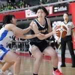 　精華女-京都精華学園　第１クオーター、攻め込む京都精華学園・坂口＝東京体育館