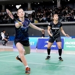 　女子ダブルス２回戦　プレーする松本麻佑（手前）と福島由紀組＝京王アリーナＴＯＫＹＯ