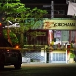 　事件のあった横浜ゴム三島工場の出入り口付近＝２６日午後６時３９分、静岡県三島市