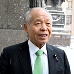 　２６日、モスクワで記者団の取材に応じる自民党の鈴木宗男参院議員（共同）