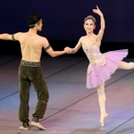 　能登半島地震チャリティーイベントでバレエを披露する内村周子さん＝８日、川崎市