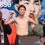 　前日計量をクリアした寺地拳四朗＝２６日、リヤド（共同）