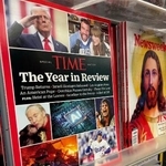 　米ニューヨークの店頭に並んだタイム誌特別号。右下の写真が大谷翔平選手＝２６日（共同）