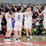 　八雲学園を破って決勝進出を決め、喜ぶ桜花学園の選手たち＝東京体育館