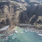 　土砂崩れで寸断されていた石川県珠洲市の国道２４９号。集落の孤立を引き起こした＝２０２４年１月４日