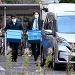 　小山雅貴容疑者の自宅を家宅捜索する静岡県警の捜査員ら＝２７日午後３時３７分、静岡県三島市