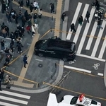 　ワゴン車が歩道に乗り上げ、歩行者が負傷した事故現場＝２７日午後４時５０分、大阪市中央区（共同通信社ヘリから）