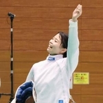 　女子エペで優勝し喜ぶ寺山珠樹＝東京都港区ＳＣ