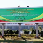 　総選挙の監視団を歓迎する看板＝２７日、ミャンマー・ネピドー（共同）