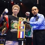 　ボクシングの世界スーパーバンタム級４団体王座防衛戦で判定勝ちし、ベルトを抱える井上尚弥。史上最多の世界戦２７連勝を達成した＝２７日、サウジアラビア・リヤド（ゲッティ＝共同）