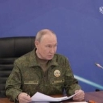 　２７日に配信された、プーチン大統領がロシア軍向けに演説する様子の映像（Ｋｒｅｍｌｉｎ．ｒｕ提供・ロイター＝共同）