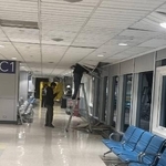 　台湾の桃園国際空港で地震により落下した天井を直す関係者＝桃園市（同空港提供、中央通信社＝共同）