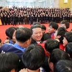 　サッカーのＵ-１７女子ワールドカップで優勝した北朝鮮の選手や監督らをねぎらう金正恩朝鮮労働党総書記（中央）＝２７日、平壌の万寿台議事堂（朝鮮中央通信＝共同）